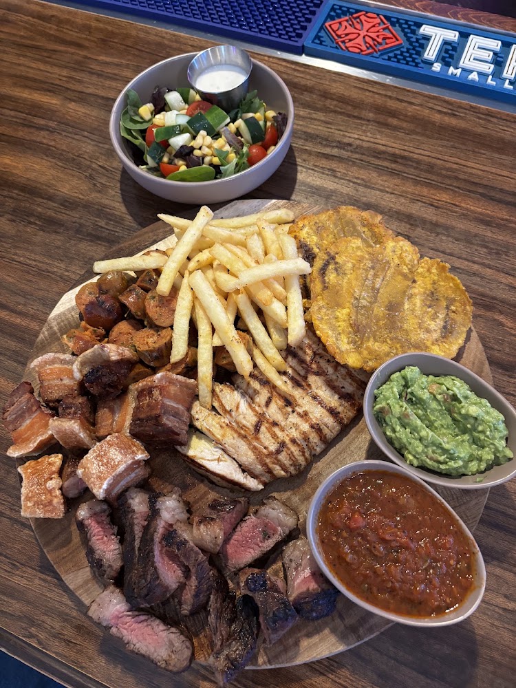 Los Primos Bar & Kitchen